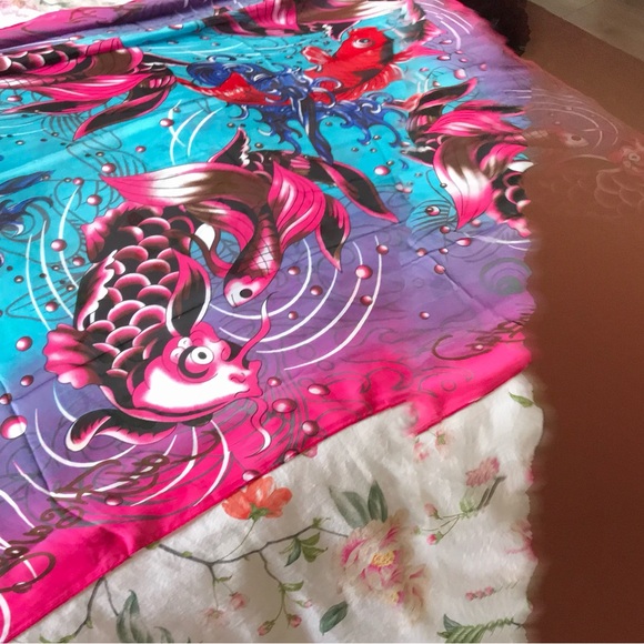 Goldfish patterned silk scarf - Picture 4 of 4